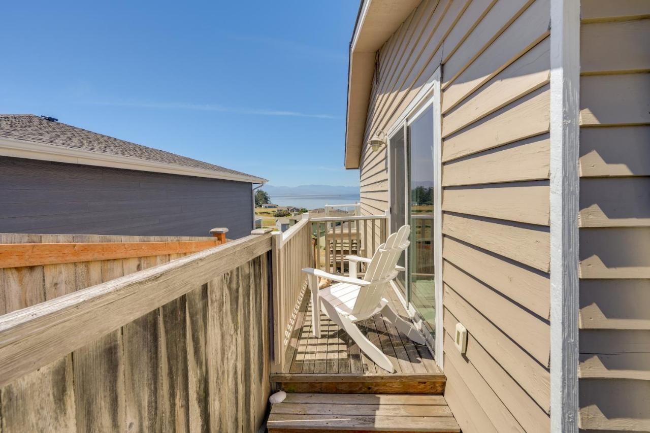 Stunning Home In Coupeville With Deck And Beach Access Exterior photo