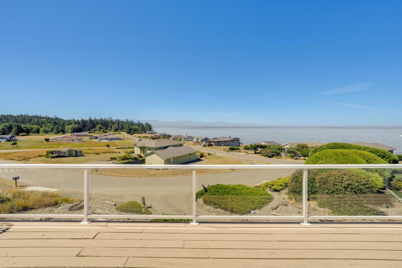 Stunning Home In Coupeville With Deck And Beach Access Exterior photo