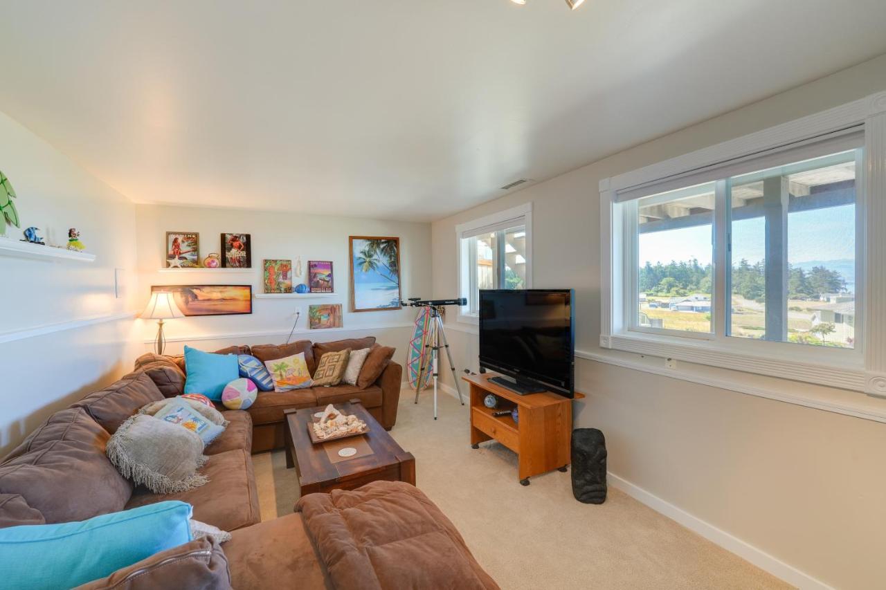 Stunning Home In Coupeville With Deck And Beach Access Exterior photo