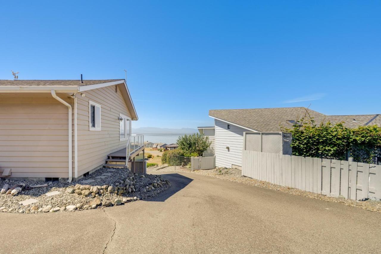 Stunning Home In Coupeville With Deck And Beach Access Exterior photo